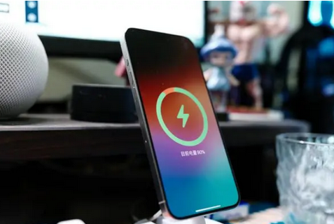 江北苹果15换屏服务分享用什么充电器给iPhone15充电更好 